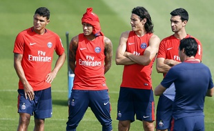 Neymar, Cavani et Emery (avec Thiago et Javier) lors d'un entraînement du PSG, le 23 août 2017 au Camp des Loges.