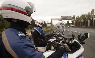 Des policiers lors d'un contrôle de vitesse