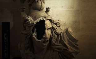 La reproduction de Marianne endommagée dans l'arc de Triomphe.