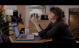 Marine Périn dans son propre documentaire, Traquées, sur le cyber-harcèlement