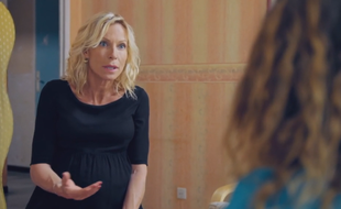 Dans la série «Plus belle la vie», l'avocate Céline Frémont (Rebecca Hampton) fait appel à une mère porteuse pour avoir un enfant.