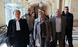 La mère d'Imad Ibn Ziaten, le premier des militaires tués par Mohamed Merah, en mars à Toulouse, a déposé vendredi une gerbe à l'endroit où son fils a été abattu alors qu'il devait présenter sa moto à d'éventuels acheteurs.