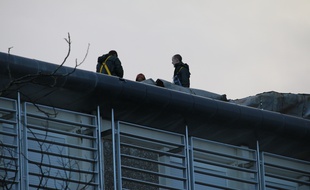 La porte d'accès au toit était bloquée par des blocs de ciment. (Photo d'illustration)