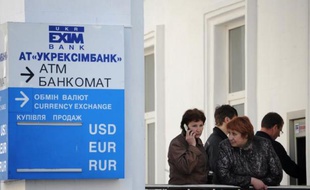 Des personnes font la queue devant une banque ukrainienne à Sébastopol, en Crimée le 24 mars 2014