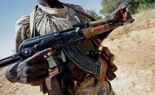 Le Soudan continue de nier toute implication directe dans les combats au Tchad, où la nouvelle offensive va alourdir le contentieux entre les deux pays, N'Djamena accusant Khartoum de soutenir la rébellion pour occulter davantage la crise du Darfour.
