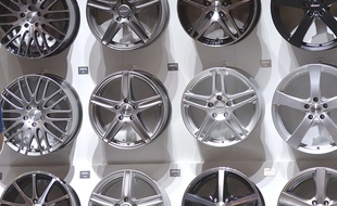 Des jantes dans un salon de tuning. Illustration.