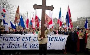 Catholiques traditionalistes mobilisés contre la pièce de théâtre Golgota Picnic et défenseurs de la "liberté de création" opposés à ce qu'ils appellent "l'ordre moral" ont manifesté dimanche à Paris dans deux marches distinctes.