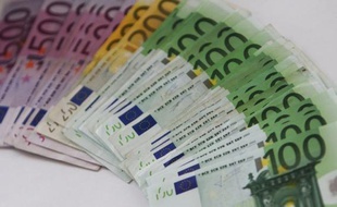 L'inflation a ralenti plus que prévu en décembre dans la zone euro, pour s'établir à 2,7% sur un an contre 2,8% selon une première estimation, a indiqué mardi l'office européen des statistiques Eurostat.