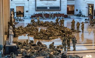Des soldats de la garde nationale dans le Capitole de Washington, le 13 janvier 2021.