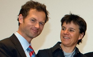 Edgar Grospiron prend la tête de la candidature d'Annecy aux JO 2018, en compagnie de l'ancienne slalomeuse Perrine Pelen. Ici, le 18 mars 2009