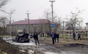 Des experts médico-légaux et des forces de sécurité russes examinent le site d'un attentat, à Kizliar, au Daguestan, le 31 mars 2010.
