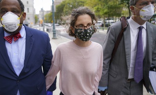 L'héritière de Seagram, Clare Bronfman, le 30 septembre 2020 à son arrivée au tribunal, à New York.