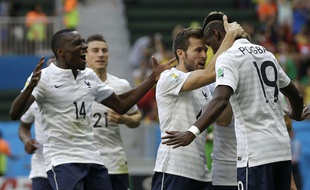 Les Bleus fêtent le but de Pogba lors du 8e finale France-Nigeria, lundi 30 juin 2014.