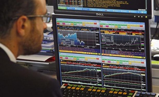 Un trader à la Bourse de Paris.