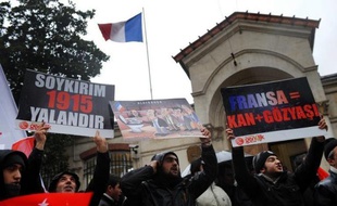 En Turquie, majorité comme opposition se sont dressées vent debout contre la proposition de loi pénalisant le génocide arménien que les sénateurs français ont voté lundi soir, attestant d'un sentiment commun d'atteinte à l'honneur national.