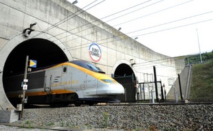 Un Eurostar arrive à Coquelles, près de Calais, dans le nord de la France, le 1er juillet 2010