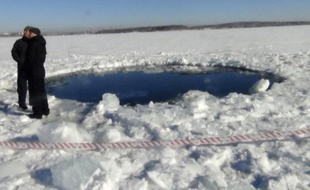 Un cratère dans un lac gelé, en Russie, causé par la chute d'une météorite, le 15 février 2013.