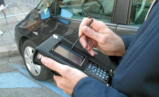 Les agents verbalisateurs utilisent un boîtier qui enregistre la contravention.
