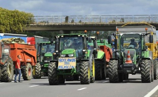 Des agriculteurs bloquent l'A31, à Hauconcourt, le 28 juillet 2015