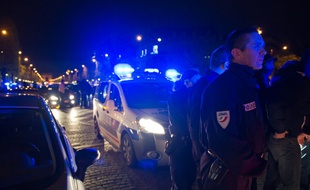 Plusieurs centaines de policiers ont manifesté de manière exceptionnelle à Paris, dans la nuit de lundi à mardi, sans mot d'ordre syndical, pour exprimer leur ras-le-bol après l'attaque contre leurs collègues dans l'Essonne.