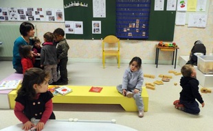 Le ministère de l'Education nationale doit publier mardi, sur son site, une circulaire sur la scolarisation des enfants de moins de trois ans à partir de la rentrée 2013, traduisant une promesse de François Hollande pour lutter contre l'échec scolaire.