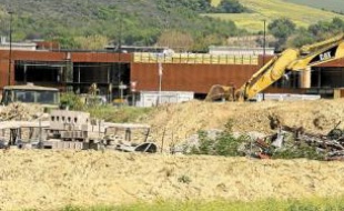 L'usine à béton en cours de construction à proximité du collège.