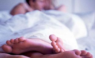 Illustration d'un couple au lit.