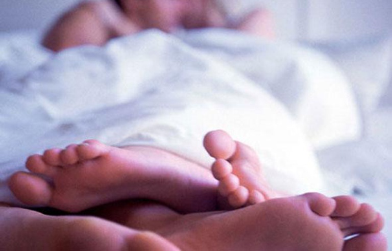 Un couple infidèle au lit Un couple infidèle au lit