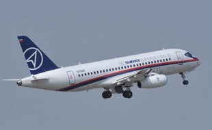 Un avion Superjet 100, fabriqué par le groupe russe Soukhoï et transportant 46 personnes, a disparu mercredi des écrans radar lors d'un vol de démonstration au-dessus de Jakarta, a-t-on appris auprès des services de secours indonésiens.
