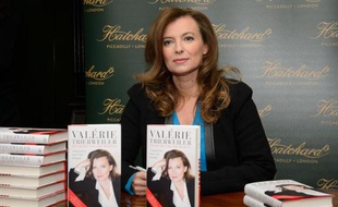 Valérie Trierweiler lors de la promotion de son livre "Merci pour ce moment" sur sa relation avec François Hollande, le 25 novembre 2014 dans une librairie de Londres