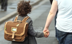 Illustration d'un enfant portant un cartable.