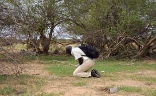 Un Burkinabé se recueille sur le lieu du crash de l'avion d'Air Algérie, le 26 juillet 2014 dans la région de Gossi au Mali