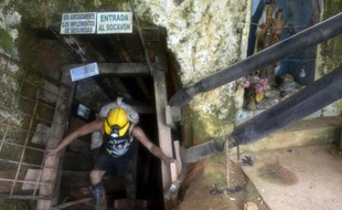 Un mineur dans une mine d'or ne disposant pas d'autorisation à Segovia, en Colombie, le 20 mai 2014
