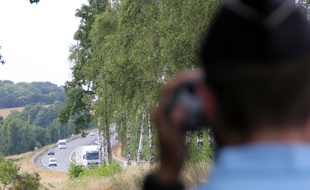 Un contrôle de vitesse à l'aide d'un radar de la gendarmerie, ici entre Rennes et Nantes.