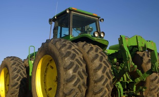 Un tracteur dans un champ. Illustration.