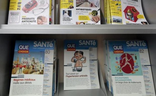 Des magazines "Que Choisir" exposés à l'entrée du siège de l'association de consommateurs le 25 mars 2015