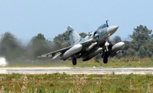 La boîte noire du Mirage qui s'est écrasé mercredi près d'une base aérienne en Haute-Saône a été retrouvée par les enquêteurs, a-t-on appris jeudi de sources judiciaire et militaire.