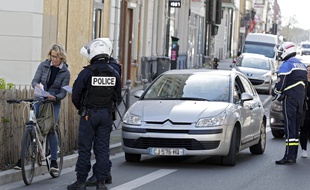 Un contrôle de police pour faire respecter le confinement (illustration).