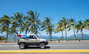 Un véhicule sur la route à Nouméa, en Nouvelle-Calédonie.