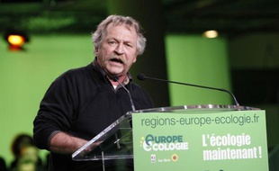 Le député européen José Bové a poussé mardi un "coup de gueule" contre Jean-Luc Mélenchon et son appel à donner un "grand coup de balai" politique, en soulignant le peu d'assiduité de M. Mélenchon au Parlement européen.