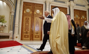 Le président américain, Donald Trump, en compagnie du roi d'Arabie Saoudite lors d'une conférence à Ryad, le dimanche 21 mai 2017.