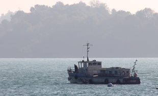 Illustration d'un bateau de pêche naviguant dans la Rance, en Bretagne.