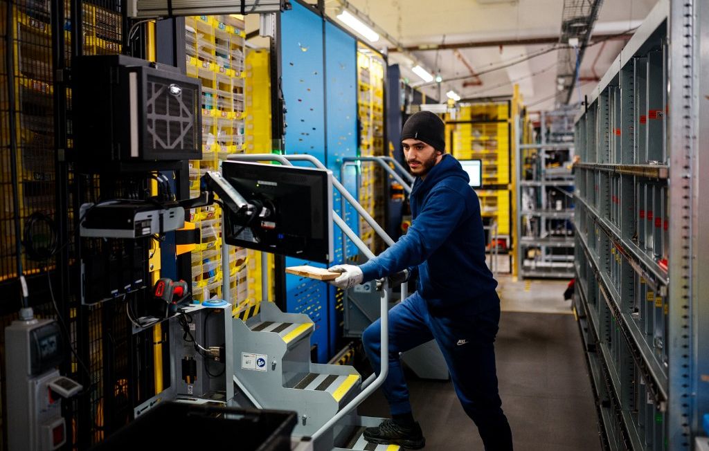 Un employé d'un site logistique d'Amazon à Bretigny-sur-Orge, près de Paris.