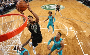 Giannis Antetokounmpo sera de la partie pour écraser des dunks sur la tête des Hornets.