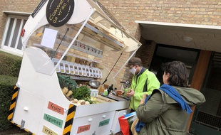 L'épicerie itinérante de l'entreprise «Comment ça vrac» permet de faire son marché devant chez soi.