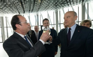 Le maire de Bordeaux Alain Juppé (d) et le président français François Hollande, le 31 mai 2016 à Bordeaux