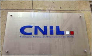 Au moment où le gouvernement songe à multiplier les caméras pour lutter contre le terrorisme, la Commission nationale de l'informatique et des libertés (Cnil) lance "une alerte à la société de surveillance" qui menace "la protection des données et nos libertés".