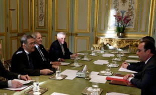 Les prix Nobel Hans Joachim Schellnhuber (G), Serge Haroche (2eG), Claude Cohen-Tannoudji (3eG) et Jean Jouzel (4eG) rencontrent le président français François Hollande, à l'Elysée à Paris le 7 décembre 2015