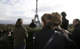 Minute de silence devant la Tour Eiffel le 16 novembre 2015 à Paris