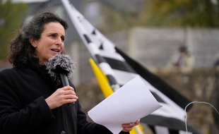 La journaliste bretonne Morgan Large, ici lors d'un rassemblement de soutien organisé à Rostrenen le 7 avril 2021.
